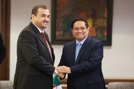 El primer ministro Pham Minh Chinh se reúne con el ministro de Estado argelino de Energía y Minas, Mohamed Arkab. (Foto: VNA)