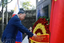El secretario general del Partido y presidente de Estado, To Lam, pone una corona de flores en el monumento del Presidente Ho Chi Minh en el Jardín de la ASEAN en el casco antiguo de Intramuros, Manila, el 31 de mayo por la tarde. (Foto: VNA)