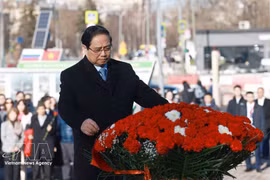 El primer ministro Pham Minh Chinh deposita flores en homenaje al Presidente Ho Chi Minh en el monumento al difunto líder en Moscú la mañana del 23 de marzo. (Foto: VNA)