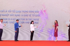 La ministra de Salud, Dao Hong Lan, Pauline Tamesis, Matt Jackson, Nguyen Minh Triet, director del Departamento de Población, Le Thanh Dung, presionaron el botón de inicio y difundieron mensajes en respuesta al Día Mundial de la Población. (Foto: Vietnam+)