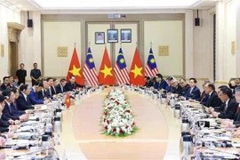Conversaciones entre el primer ministro vietnamita, Pham Minh Chinh, y su homólogo malasio, Anwar Ibrahim, en Kuala Lumpur el 25 de mayo (Foto: VNA)