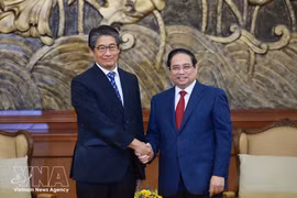 El primer ministro Pham Minh Chinh (derecha) y el embajador de Japón en Vietnam, Ito Naoki. (Foto: VNA)