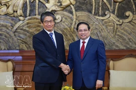 El primer ministro Pham Minh Chinh (derecha) y el embajador de Japón en Vietnam, Ito Naoki. (Foto: VNA)