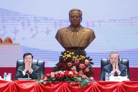 El Secretario General del Partido Comunista de Vietnam To Lam y el Secretario General del Partido Popular Revolucionario de Laos y el presidente del país, Thongloun Sisoulith, copresiden una conferencia en Vientiane el 5 de febrero sobre los resultados del 14o Congreso Nacional del PCV. (Foto: VNA)