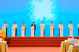 El secretario general del Partido Comunista de Vietnam, To Lam, y los delegados ofician la ceremonia de colocación de la primera piedra. (Foto: VNA)