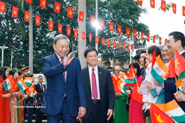 El secretario general del Comité Central del Partido Comunista de Vietnam y presidente del Estado, To Lam, se reúne con el personal de la Embajada de Vietnam y representantes de la comunidad vietnamita en India el 5 de mayo de 2026. (Foto: VNA)