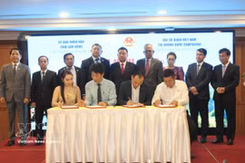 Representantes de empresas de la provincia de Lam Dong y de Camboya firmaron un acuerdo de cooperación en la Conferencia. (Foto: VNA)