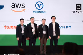 De izquierda a derecha: Nguyen Hong Thang, director del VNNIC; Vu The Binh, vicepresidente y secretario general de la Asociación de Internet de Vietnam; Kenny Huang, presidente de la Junta Directiva de APNIC; Jia Rong Low, director de APNIC. (Foto: Vietnam+)