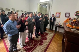 El embajador Do Duc Thanh (cuarto, a la izquierda), el personal de la embajada y representantes de asociaciones vietnamitas en Rumania ofrecen incienso en homenaje al Presidente Ho Chi Minh. (Foto: VNA)