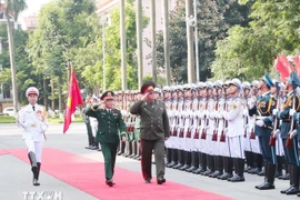 El general Nguyen Tan Cuong, jefe del Estado Mayor del Ejército Popular de Vietnam y viceministro de Defensa Nacional (izquierda), y el general de división Pavel Muraveiko, jefe del Estado Mayor General de las Fuerzas Armadas y primer viceministro de Defensa de Bielorrusia pasan revista a la Guardia de Honor del Ejército Popular de Vietnam. (Foto: VNA)