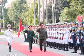 El general Nguyen Tan Cuong, jefe del Estado Mayor del Ejército Popular de Vietnam y viceministro de Defensa Nacional (izquierda), y el general de división Pavel Muraveiko, jefe del Estado Mayor General de las Fuerzas Armadas y primer viceministro de Defensa de Bielorrusia pasan revista a la Guardia de Honor del Ejército Popular de Vietnam. (Foto: VNA)