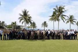 Delegados que asistieron a la 173.ª ceremonia de repatriación de restos de soldados estadounidenses desaparecidos en la guerra (MIA) de Vietnam en Da Nang el 2 de julio. (Foto: Ministerio de Relaciones Exteriores)