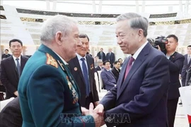 El secretario general del Partido Comunista de Vietnam, To Lam, estrecha la mano de un veterano bielorruso con destacadas contribuciones a Vietnam. (Foto: VNA)