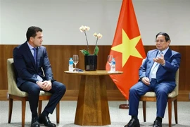 El primer ministro vietnamita, Pham Minh Chinh, (derecha) conversó con representantes del Grupo JBS, una de las principales empresas de procesamiento de alimentos a nivel mundial, con sede en Brasil y presencia en 24 países y territorios. (Fuente: VNA)