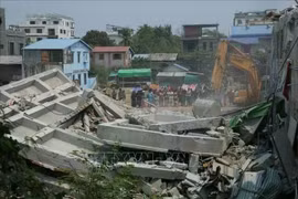Equipos de búsqueda y rescate buscan a personas desaparecidas tras el terremoto en Mandalay, Myanmar. (Foto: Xinhua/VNA)