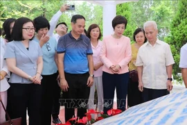 La directora general de la VNA, Vu Viet Trang (segunda desde la derecha), y generaciones de líderes de la VNA en el sitio de las reliquias. (Foto: VNA)