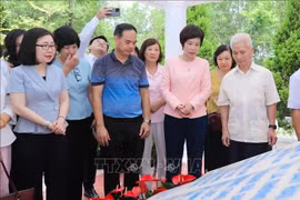 La directora general de la VNA, Vu Viet Trang (segunda desde la derecha), y generaciones de líderes de la VNA en el sitio de las reliquias. (Foto: VNA)