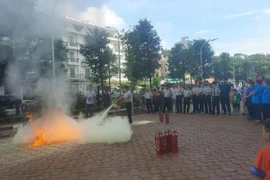 Se debe controlar estrictamente el uso de productos y equipos que utilicen sustancias que dañan la capa de ozono en la producción de equipos de refrigeración, aires acondicionados para automóviles, equipos contra incendios, etc. (Foto ilustrativa. Fuente: Vietnam+)