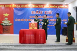 Votantes en la Estación de la Guardia Fronteriza de Dao San emiten sus votos en las elecciones de diputados a la XVI Legislatura de la Asamblea Nacional y a los Consejos Populares de todos los niveles para el período 2026-2031. (Foto: VNA)