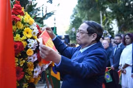 El primer ministro Pham Minh Chinh coloca flores en la placa en conmemoración del Presidente Ho Chi Minh en la ciudad de Río de Janeiro, Brasil, el 5 de julio. (Foto: VNA)