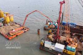 Ingenieros y trabajadores realizando labores de construcción en el mar. (Foto: VNA)