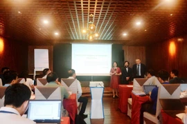 Nguyen Thi My Hanh, subdirectora del Departamento de Capacitación de la Junta de Gestión de Recursos Humanos de Petrovietnam, pronunció el discurso inaugural del curso de capacitación.