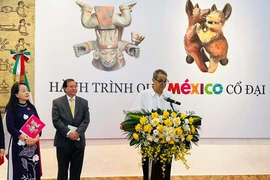 El embajador de México en Vietnam, Alejandro Negrín, interviene en el acto inaugural. (Fuente: baovanhoa.vn)