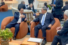 El primer ministro Pham Minh Chinh (izq.) se reúne con su par chino Li Qiang en el marco de la Cumbre ampliada del BRICS en Río de Janeiro, Brasil. (Foto: VNA)