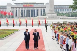 El secretario general del Partido Comunista y presidente de Vietnam, To Lam (d), y su homólogo chino, Xi Jinping, en la ceremonia de bienvenida del primero durante su visita de Estado a China del 18 al 20 de agosto de 2024. (Foto: VNA)