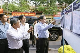 El presidente de la Asamblea Nacional, Tran Thanh Man (primero, a la derecha) inspecciona un colegio electoral en el distrito de Ninh Kieu, ciudad de Can Tho. (Foto: VNA)