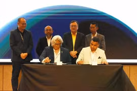 Sudarnoto (izquierda) y Arun firman el memorando de entendimiento. (Foto: the borneopost)