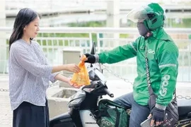 Las compras en línea se han convertido en un hábito de consumo para millones de familias vietnamitas, especialmente en las grandes ciudades. (Foto: dautu.vn)