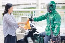 Las compras en línea se han convertido en un hábito de consumo para millones de familias vietnamitas, especialmente en las grandes ciudades. (Foto: dautu.vn)