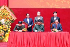 El secretario general del Partido Comunista , To Lam, el presidente, Luong Cuong, y el primer ministro, Pham Minh Chinh, presenciaron la firma de las nuevas normas de coordinación entre los Ministerios de Seguridad Pública, Defensa Nacional y Relaciones Exteriores el 6 de diciembre. (Foto: VNA)