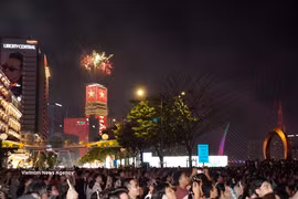 Exhibición de fuegos artificiales a baja altura en la torre Saigon Marina IFC (barrio de Saigón) (Foto: VNA)