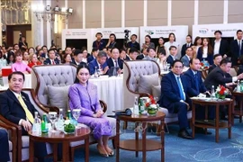 El primer ministro vietnamita, Pham Minh Chinh (al frente, tercero desde la izquierda) y su homóloga tailandesa, Paetongtarn Shinawatra (al frente, segundo desde la izquierda), en el foro empresarial. (Foto: VNA)