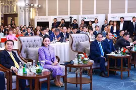 El primer ministro vietnamita, Pham Minh Chinh (al frente, tercero desde la izquierda) y su homóloga tailandesa, Paetongtarn Shinawatra (al frente, segundo desde la izquierda), en el foro empresarial. (Foto: VNA)