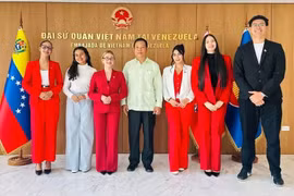 El embajador Vu Trung My posa para una foto conmemorativa con representantes de estudiantes venezolanos. (Foto: Publicada por VNA)
