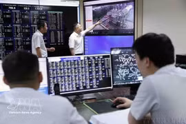 Ingenieros supervisan y operan el sistema eléctrico desde la sala central de control de la Compañía Eléctrica de Thanh Hoa, perteneciente a la Corporación Eléctrica del Norte de Vietnam (EVNNPC), en mayo de 2025. (Foto: VNA)