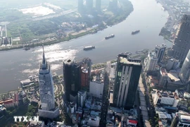 Edificios en el centro de Ciudad Ho Chi Minh, junto al río Saigon. (Foto: VNA)