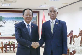 El secretario del Comité Central del Partido Comunista de Vietnam (PCV) y jefe de su Comisión de Propaganda, Educación y Movilización de Masas, Trinh Van Quyet, se reúne con Khamphan Pheuiyavong, secretario del Comité Central del Partido Popular Revolucionario de Laos y jefe de su Comisión de Propaganda y Capacitación. (Foto: VNA)