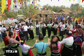 Espectáculo de la danza Xoe en el espacio cultural étnico Thai en el marco del Festival de las Flores Ban 2024. (Foto: VNA)