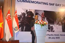 El embajador de Singapur en Vietnam, Jaya Ratnam, habla en la recepción. (Foto: qdnd.vn)