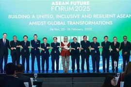 El primer ministro Pham Minh Chinh (sexto, a la derecha) y los jefes de las delegaciones que asisten al Foro del Futuro de la ASEAN 2025 posan para una foto grupal. (Foto: VNA)