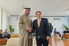 El primer ministro Pham Minh Chinh (der.) se reúne con el ministro de Estado de Asuntos Exteriores de los EAU, Ahmed Ali Bin Al Sayegh, en Río de Janeiro. (Foto: VNA)
