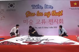 Artista de Corea del Sur realiza caligrafía. (Fuente: VNA)