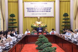 El subdirector de la Oficina Presidencial, Pham Thanh Ha (centro), habló en la conferencia de prensa. (Foto: VNA)