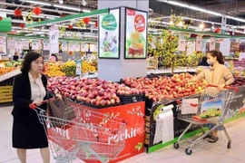 Los consumidores compran en Winmart Vo Thi Sau, en el distrito de Hai Ba Trung, Hanoi. (Foto: VNA)