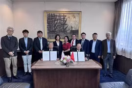 La Sociedad de Pesca de Vietnam y Kunihiro Inc. firmaron un memorando de entendimiento sobre cooperación en la producción y procesamiento de ostras. (Foto: VNA)