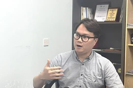 El investigador Enzo Sim Hong Jun, radicado en Malasia, concede una entrevista a la Agencia Vietnamita de Noticias. (Foto: VNA)